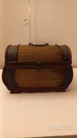 Bauletto vintage in legno e paglia intrecciata .