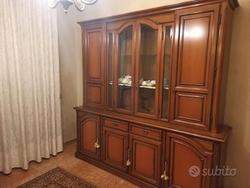Credenza in legno con ampia vetrina - COME NUOVA