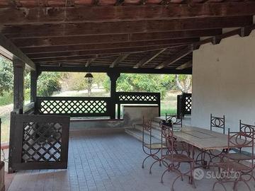 Villa singola con spazi esterni