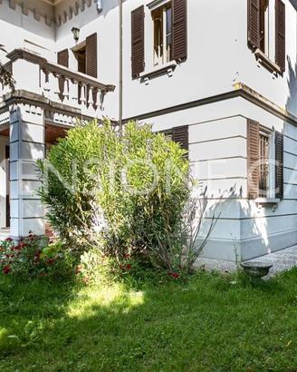 Villa di 436 m² con più di 5 locali e box auto a C