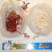 "2"Sacchetti=perline vetro rosse e perle coltivate