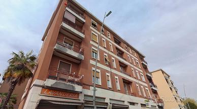 Stanza singola con balcone a Monza