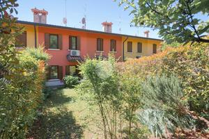 VILLA A SCHIERA A AFFI