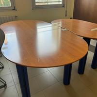 Tre scrivanie in legno ciliegio e gambe color blu