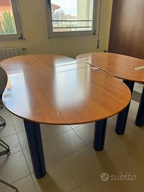 Tre scrivanie in legno ciliegio e gambe color blu