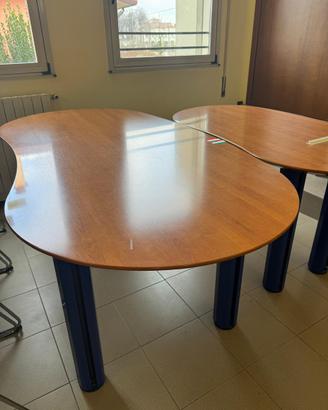 Tre scrivanie in legno ciliegio e gambe color blu