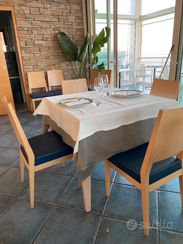 fallimenti tavoli e sedie stock