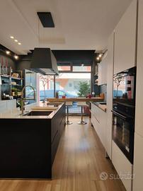 Cucina con Isola anta Legno Laccato Soft Touch