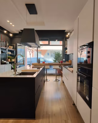 Cucina con Isola anta Legno Laccato Soft Touch