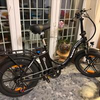 Bicicletta nera elettrica pieghevole