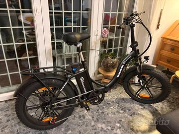 Bicicletta nera elettrica pieghevole