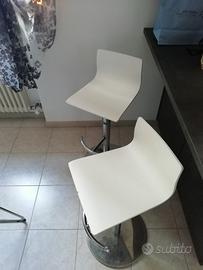 sgabelli bianchi da bancone