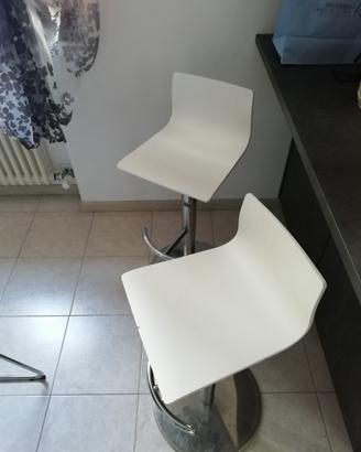 sgabelli bianchi da bancone