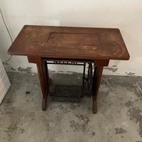 Macchina da cucire con mobile Necchi