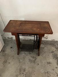 Macchina da cucire con mobile Necchi