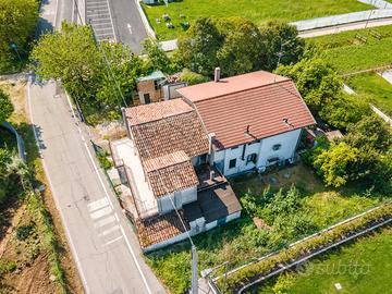 Terranegra: casa accostata