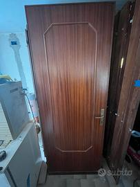 8 porte e cornici in legno