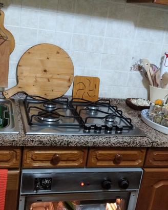 Cucina in rovere e marmo e tavolo + panca