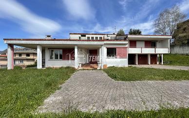 Lipomo - Villa singola con ampio giardino e box au