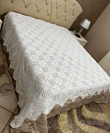 Copriletto matrimoniale bianco cucito a mano
