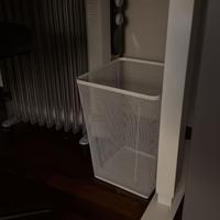 Cestino gettacarte in metallo bianco