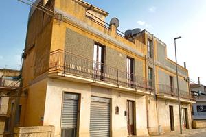 INTERO IMMOBILE A REDDITO - Rif. 355