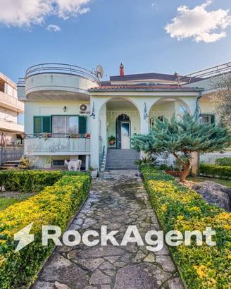 Villa di 410 m² con più di 5 locali e box auto a S