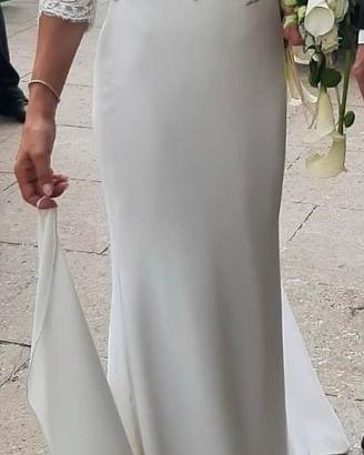 Abito da sposa con coprispalle in pizzo