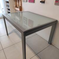 Tavolo da cucina in acciaio e vetro allungabile