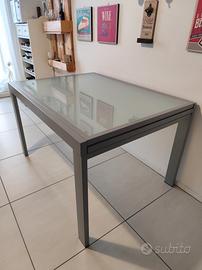 Tavolo da cucina in acciaio e vetro allungabile