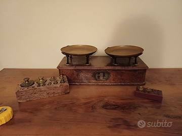 Bilancia in legno e ottone