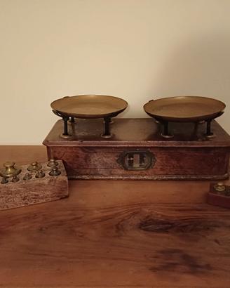 Bilancia in legno e ottone