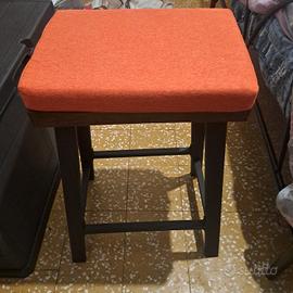 sgabelli con cuscinetti adatti per la cucina .