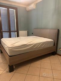 Struttura letto matrimoniale, testiera imbottita