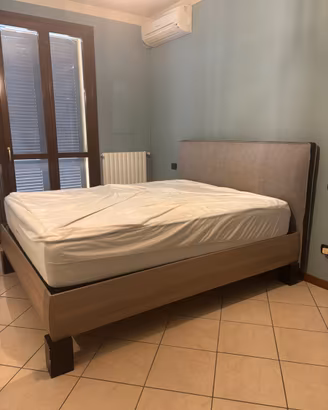 Struttura letto matrimoniale, testiera imbottita