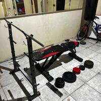Palestra Con Panca Manubri Bilanceri e pesi