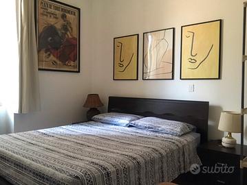 Camera completamente arredata