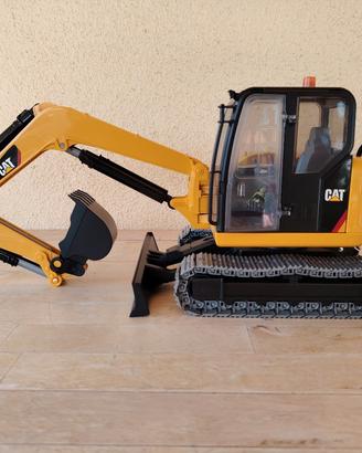 Bruder escavatore Caterpillar