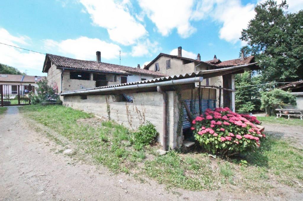 Rustico / Casale di 600 m² con più di 5 locali a O - Altro