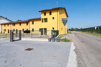 VILLA A SCHIERA A VALSAMOGGIA