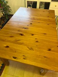 Tavolo ikea in legno pieno di Pino