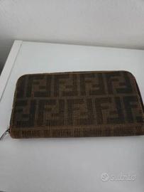 Portafoglio Fendi logato marrone interno giallo