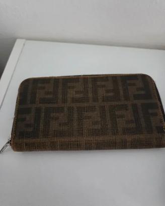 Portafoglio Fendi logato marrone interno giallo