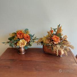 Due vasi in rame con fiori secchi