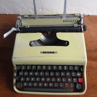 Macchina da scrivere Olivetti Lettera 22