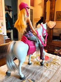 Barbie cavallerizza con destriero