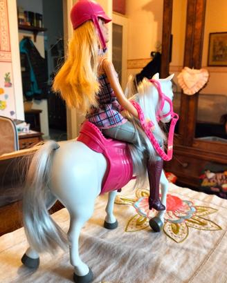 Barbie cavallerizza con destriero