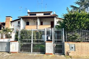 Ingresso indipendente fronte parco.