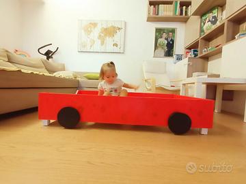 Lettino macchina rossa. misure: 120 x 60 cm