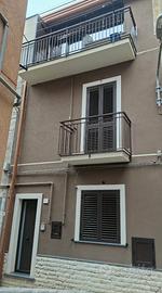 Casa singola arredata con garage a Bronte